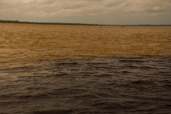 Manaus, Amazonas, Brasil: Penggabungan dua sungai berwarna, Rio Negro, Solimoes. Pertemuan, air berwarna-warni tidak bercampur, dan terus jalan berdampingan, sehingga setiap sungai tetap dengan co sendiri — Stok Foto