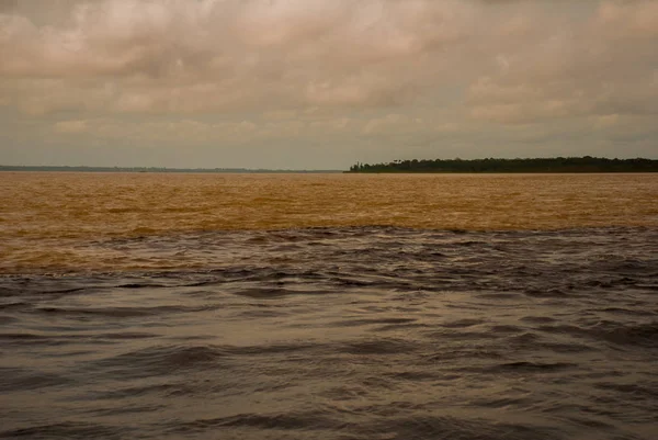 Manaus, Amazonas, Brezilya: Iki renkli nehir, Rio Negro, Solimoes birleşmesi. Toplantı, çok renkli sular karışmaz ve yan yana şekilde devam, böylece her nehir kendi co ile kalır