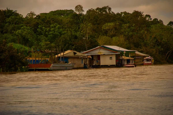 Manaus, Amazonas, Brazílie: spojení dvou barevných řek, Rio Negro, Solimoes. Schůze, mnohobarevných vod se nemíchají a pokračují v cestě po boku, takže každá řeka zůstává s vlastním — Stock fotografie