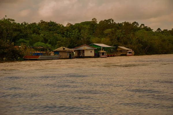 Manaus, Amazonas, Brazílie: spojení dvou barevných řek, Rio Negro, Solimoes. Schůze, mnohobarevných vod se nemíchají a pokračují v cestě po boku, takže každá řeka zůstává s vlastním — Stock fotografie