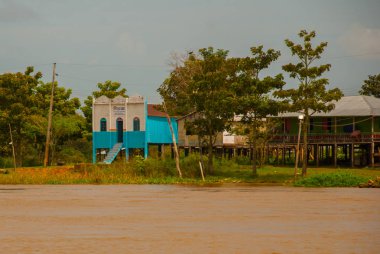 Amazon nehri, Amazonas, Brezilya: Ormanda geleneksel yerel binalar, nehir üzerinde küçük ahşap evler. Nehir Amazon manzaralı güzel manzara