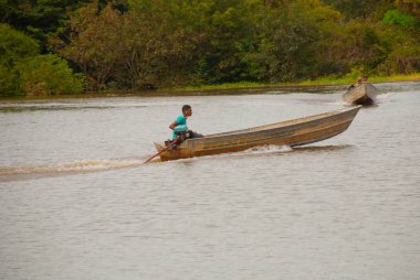 Amazon nehri, Amazonas, Brezilya: Ormanda geleneksel yerel binalar, nehir üzerinde küçük ahşap evler. Nehir Amazon manzaralı güzel manzara