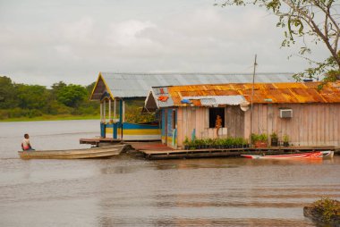 Amazon nehri, Amazonas, Brezilya: Ahşap yerel kulübeler, Brezilya'da Amazon nehri üzerinde evler.