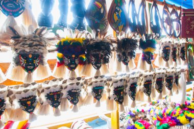 Maske. Iquitos yakınlarındaki yerel fındık ve hayvanlardan yapılan Amazon yağmur ormanlarında hediyelik eşya. Amazon nehri üzerinde turistler için pazar. Amazonas, Brezilya