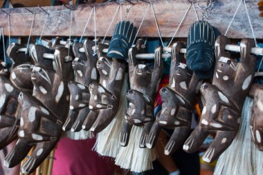 Iquitos yakınlarındaki yerel fındık ve hayvanlardan yapılan Amazon yağmur ormanlarında hediyelik eşya. Amazon nehri üzerinde turistler için pazar. Amazonas, Brezilya