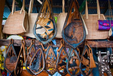 Iquitos yakınlarındaki yerel fındık ve hayvanlardan yapılan Amazon yağmur ormanlarında hediyelik eşya. Amazon nehri üzerinde turistler için pazar. Amazonas, Brezilya