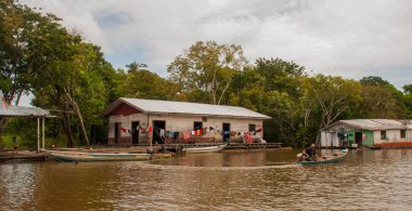 Amazon nehri, Amazonas, Brezilya: Ahşap yerel kulübeler, Brezilya'da Amazon nehri üzerinde evler.