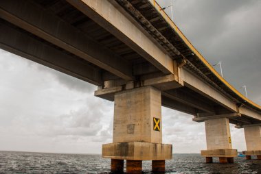 Brezilya'da Ponte Rio Negro. Manaus Iranduba Köprüsü, Rio Negro üzerinde Manaus ve Iranduba şehirlerini birbirine bağlayan bir köprüdür..