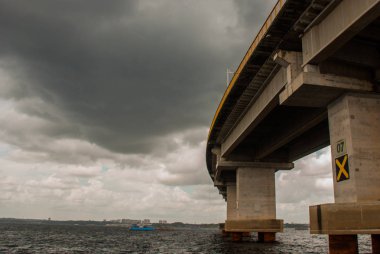 Brezilya'da Ponte Rio Negro. Manaus Iranduba Köprüsü, Rio Negro üzerinde Manaus ve Iranduba şehirlerini birbirine bağlayan bir köprüdür..