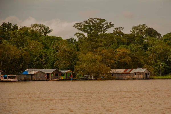 Maison en bois au bord de la rivière, fleuve Amazone, saison des pluies. Amazone, Amazonas, Brésil — Photo