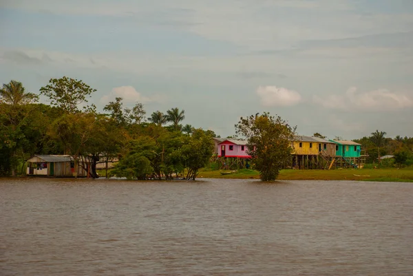 Amazonská řeka, Amazonas, Brazílie: dřevěné místní chaty, domy na řece Amazonky v Brazílii. — Stock fotografie