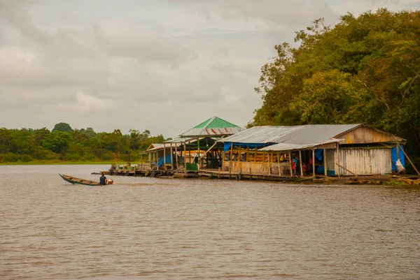 아마존 강, 아마존, 브라질: 목조 현지 오두막, 브라질 아마존 강에 주택. — 스톡 사진