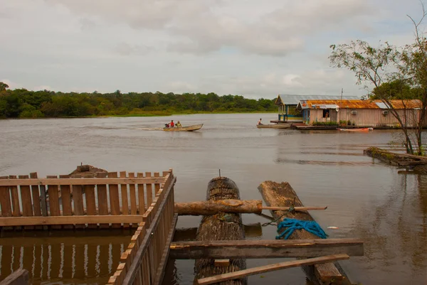 Rio delle Amazzoni, Amazonas, Brasile: Capanne locali in legno, case sul Rio delle Amazzoni in Brasile . — Foto Stock