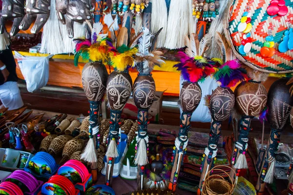 Souvenirs in het Amazone regenwoud gemaakt van lokale noten en dieren in de buurt van Iquitos. Markt voor toeristen op de Amazone rivier. Amazonas, Brazilië — Stockfoto