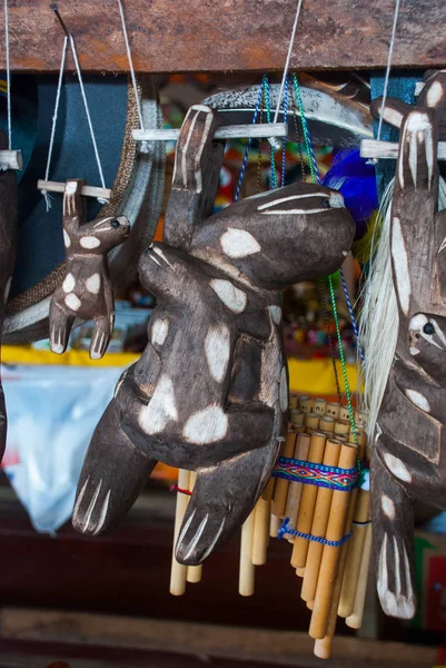 Souvenirer i Amazonas regnskog tillverkad av lokala nötter och djur nära Iquitos. Marknaden för turister på Amazonfloden. Amazonas, Brasilien — Stockfoto