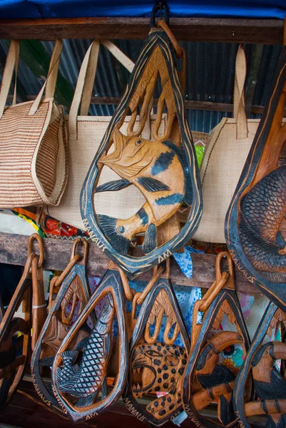 Iquitos yakınlarındaki yerel fındık ve hayvanlardan yapılan Amazon yağmur ormanlarında hediyelik eşya. Amazon nehri üzerinde turistler için pazar. Amazonas, Brezilya — Stok fotoğraf