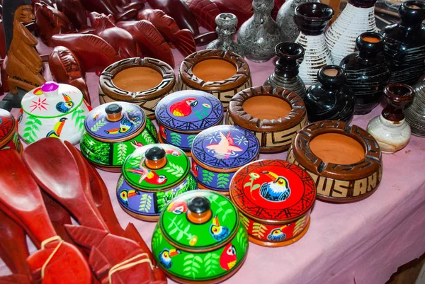 Souvenirs in het Amazone regenwoud gemaakt van lokale noten en dieren in de buurt van Iquitos. Markt voor toeristen op de Amazone rivier. Amazonas, Brazilië — Stockfoto