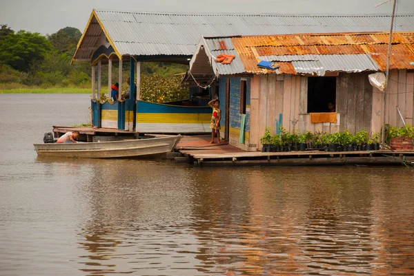 Rio Amazonas, Amazonas, Brasil: Cabanas locais de madeira, moradias no rio Amazonas no Brasil . — Fotografia de Stock