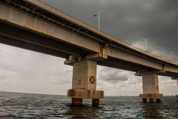 Brezilya'da Ponte Rio Negro. Manaus Iranduba Köprüsü, Rio Negro üzerinde Manaus ve Iranduba şehirlerini birbirine bağlayan bir köprüdür..