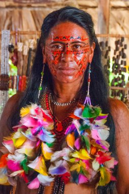 Amazon nehri üzerinde Kabileler Brezilya turistler için poz. Amazon nehri, Amazonas, Brezilya