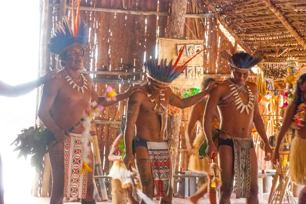 Törzsek az Amazonas folyón Brazíliában táncoló turisták számára. Amazon River, Amazonas, Brazília — Stock Fotó
