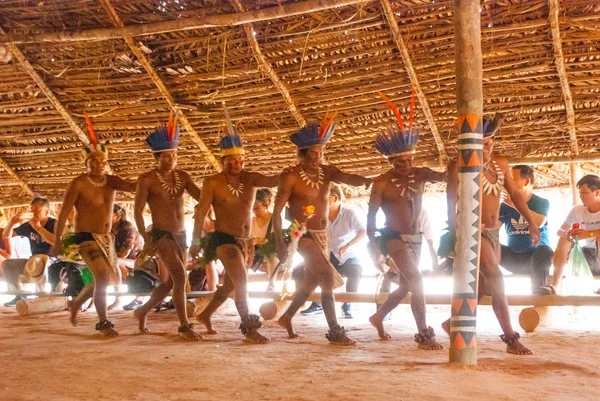 Stammar på Amazonfloden i Brasilien dansar för turister. Amazon River, Amazonas, Brasilien — Stockfoto