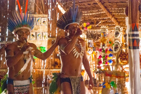 Plemiona na rzece Amazonii w Brazylii tańczą dla turystów. Amazon River, Amazonas, Brazylia — Zdjęcie stockowe