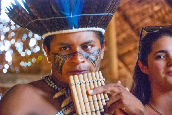 Племена Бразилии на реке Амазонки позируют для туристов. Река Амазонас, Амазонас, Бразилия
