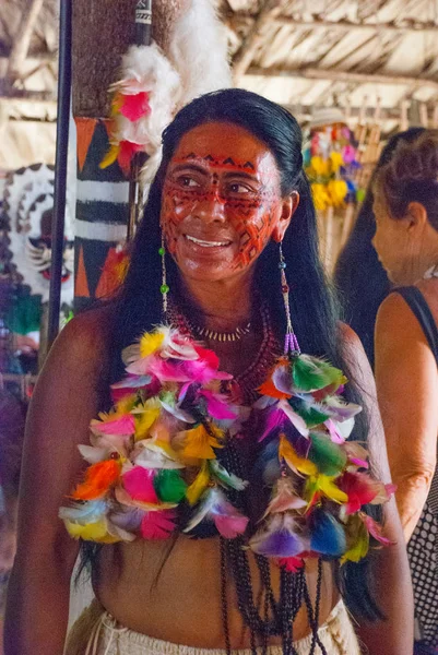 Törzsek Brazília az Amazon folyó pózol a turisták számára. Amazon River, Amazonas, Brazília — Stock Fotó