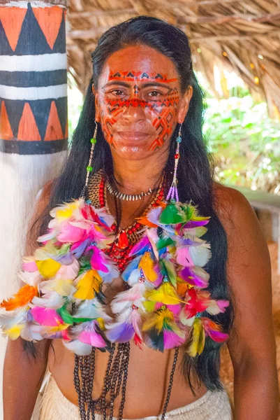 Törzsek Brazília az Amazon folyó pózol a turisták számára. Amazon River, Amazonas, Brazília — Stock Fotó