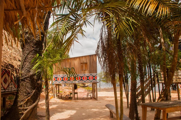 Groot huis bedekt met Sape gras, inheemse stam dorp in de buurt van Manaus, Amazonas State, Brazilië — Stockfoto