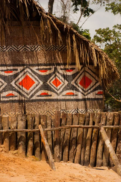 Casa grande cubierta de hierba sape, aldea tribu indígena cerca de Manaus, Amazonas Estado, Brasil — Foto de Stock