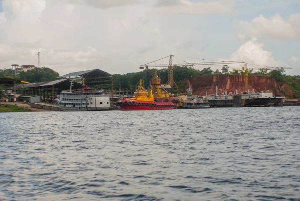 Manaus, Amazonas, Brazil: Popular tourist trip on the ship. View from the boat to the port city of Manaus. — Stock Photo, Image