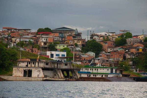 Manaus, Amazonas, Brasile: Viaggio turistico popolare sulla nave. Vista dalla barca alla città portuale di Manaus . — Foto Stock