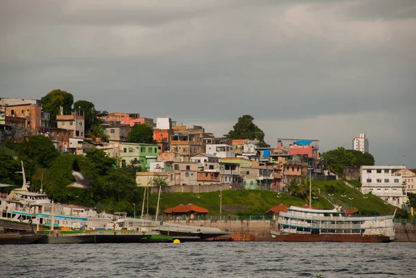 Manaus, Amazonas, Brezilya: Gemide popüler turist gezisi. Liman kenti Manaus'a tekneyle bak. — Stok fotoğraf
