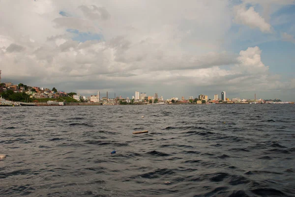 Manaus, Amazonas, Brésil : Voyage touristique populaire sur le navire. Vue du bateau à la ville portuaire de Manaus . — Photo