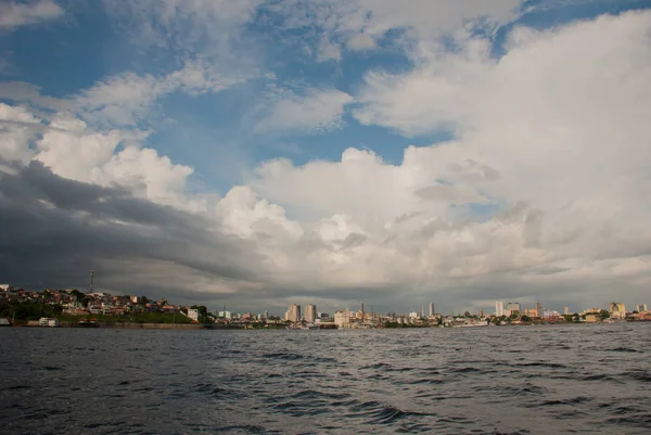 Manaus, Amazonas, Brésil : Voyage touristique populaire sur le navire. Vue du bateau à la ville portuaire de Manaus . — Photo