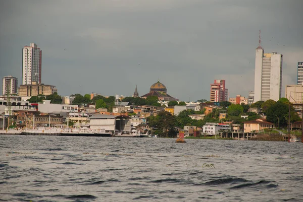 Manaus, Amazonas, Brésil : Opéra de Manaus. Voyage touristique populaire sur le navire. Vue du bateau à la ville portuaire de Manaus . — Photo