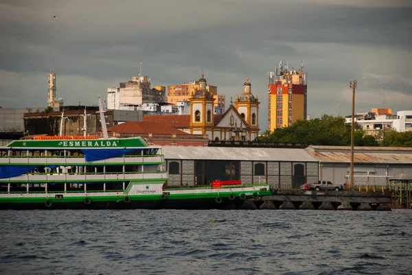 Manaus, amazonas, brasilien: matriz church. beliebte Touristenfahrt auf dem Schiff. Blick vom Boot auf die Hafenstadt Manaus. — Stockfoto