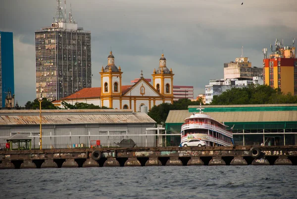 Manaus, Amazonas, Brésil : Église matricielle. Voyage touristique populaire sur le navire. Vue du bateau à la ville portuaire de Manaus . — Photo