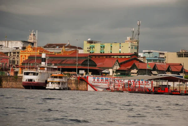 Manaus, Amazonas, Brésil : Voyage touristique populaire sur le navire. Vue du bateau à la ville portuaire de Manaus . — Photo