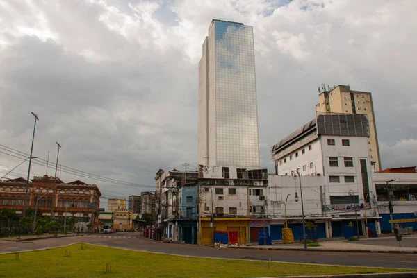 Manaus, Amazonas, Brasil: Rua e moradias na cidade portuária de Manaus — Fotografia de Stock