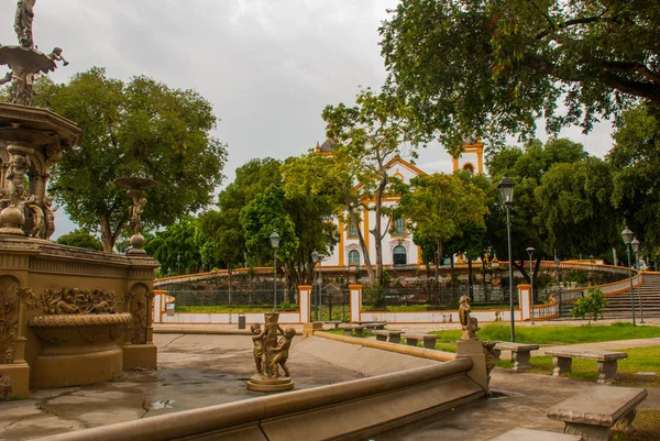 Bela fonte com anjos perto do templo. Igreja Matriz em Português Igreja Matriz, Manaus Amazonas, Brasil — Fotografia de Stock