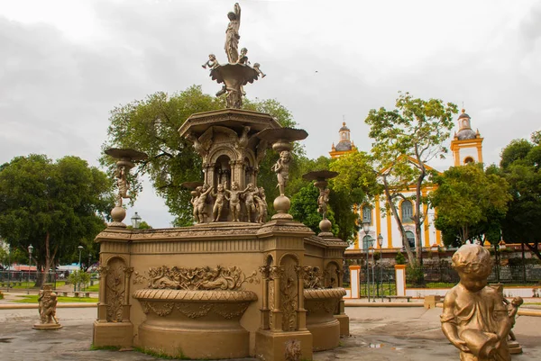 Tapınağın yanında meleklerle dolu güzel bir çeşme. Portekizce Igreja Matriz Matriz Matriz Kilisesi, Manaus Amazonas, Brezilya — Stok fotoğraf