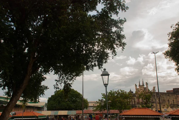 Manaus, Amazonas, Brésil : Rue et maisons dans la ville portuaire de Manaus — Photo