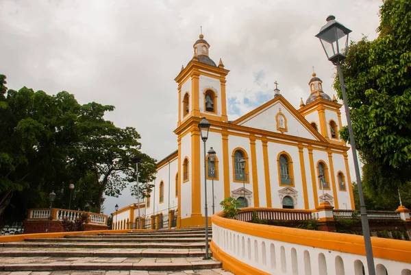 Piękny kościół katolicki. Matriz Kościół w portugalskiej Igreja Matriz, Manaus Amazonas, Brazylia — Zdjęcie stockowe