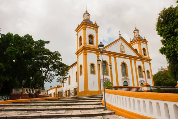 Piękny kościół katolicki. Matriz Kościół w portugalskiej Igreja Matriz, Manaus Amazonas, Brazylia — Zdjęcie stockowe