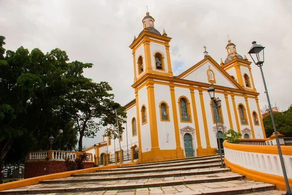Piękny kościół katolicki. Matriz Kościół w portugalskiej Igreja Matriz, Manaus Amazonas, Brazylia — Zdjęcie stockowe