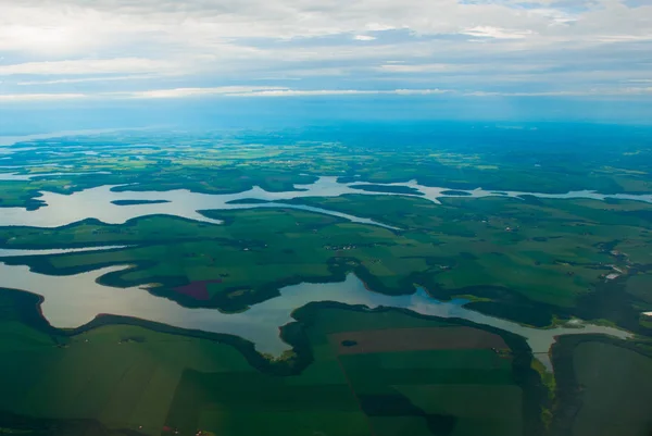 Manaus, Amazonas, Brasil: Pemandangan atas sungai. Pemandangan indah dari jendela pesawat . — Stok Foto