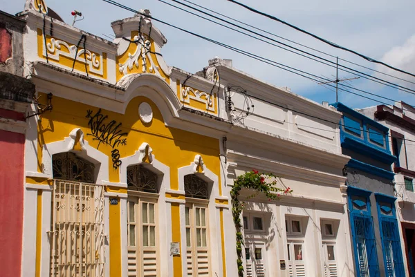 Olinda, Pernambuco, Brazilia: Străzile istorice ale Olindei din Pernambuco, Brazilia, cu pietre pietruite și clădiri datate din secolul al XVII-lea, când Brazilia era o colonie portugheză . — Fotografie, imagine de stoc